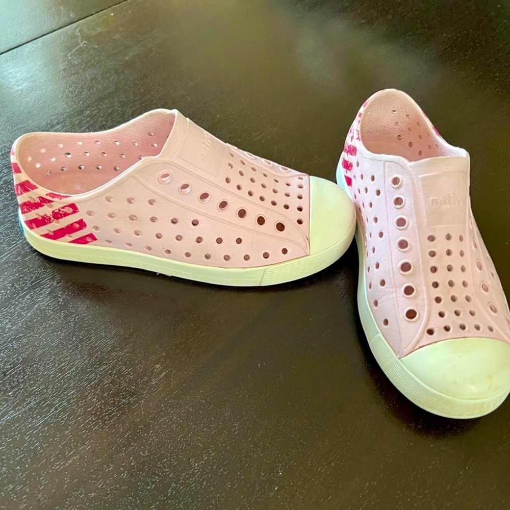 Native Jefferson girl pink shoes size 12